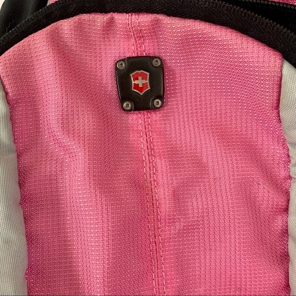 Victorinox Dual-Compartment Monosling - Picture 9 of 15